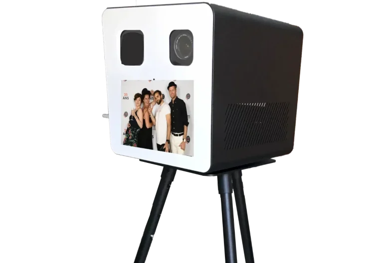 Personnes Déguisées S'amusant et Capturant des Souvenirs devant une Borne à Selfie - Photobooth 