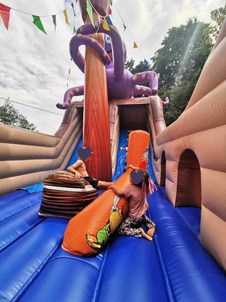 Enfants S'amusant dans une Structure Gonflable bateau pirate