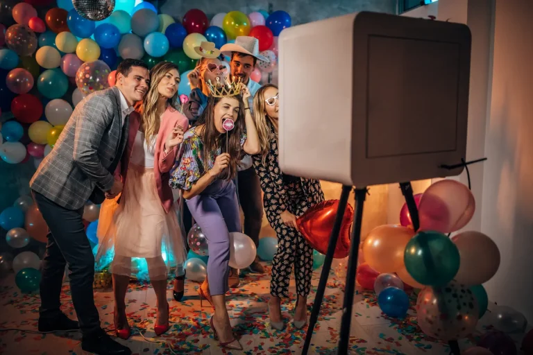 ersonnes Faisant la Grimace et S'amusant devant une Borne à Selfie - Photobooth