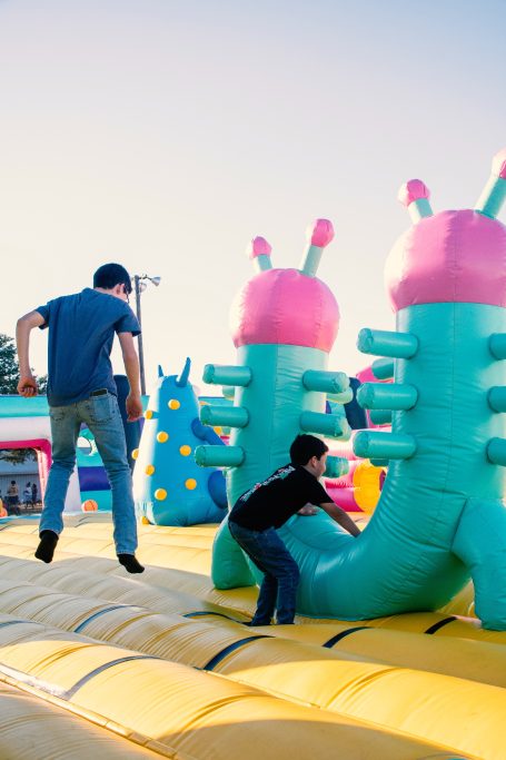 Enfants Sautant et S'amusant dans une Structure Gonflable