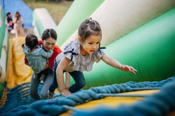 Scène Animée d'Enfants S'amusant et Grimpant dans une Structure Gonflable