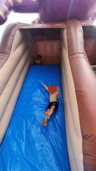 Enfants glissant dans une Structure Gonflable bateau pirate