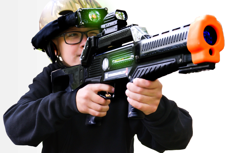 Enfant Utilisant une Lunette au Laser Game chez New-Castle