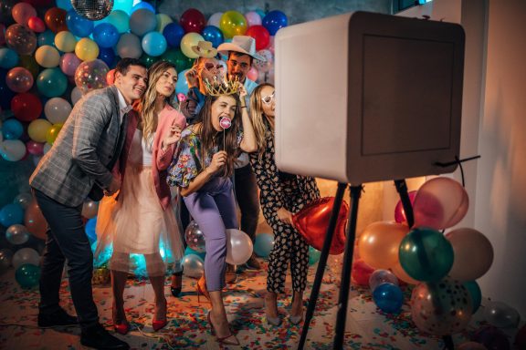 Scène Joyeuse d'un Groupe Faisant une Photo Devant la Borne à Selfie - Photobooth 