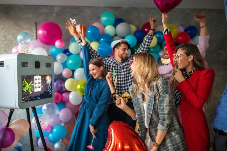 Personnes S'amusant et Levant les Bras en l'Air devant une Borne à Selfie - Photobooth