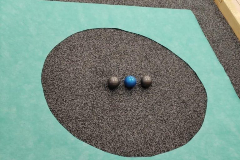 Enfant Utilisant une Lunette au Laser Game chez New-Castle