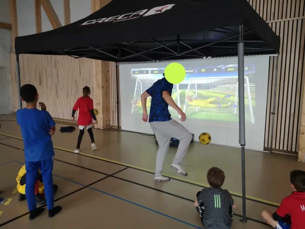 jeunes enfants jouant au jeu de foot sur le Mur Interactif