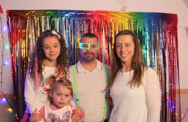 Personnes S'amusant et Levant les Bras en l'Air devant une Borne à Selfie - Photobooth