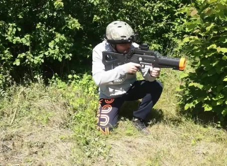 Enfant S'amusant et Jouant au Laser Game Mobile 