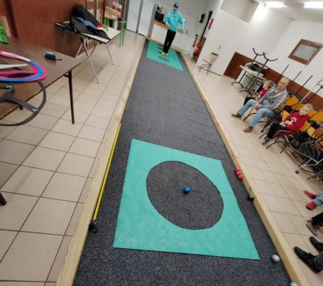 Enfant S'amusant et Jouant au Laser Game Mobile 