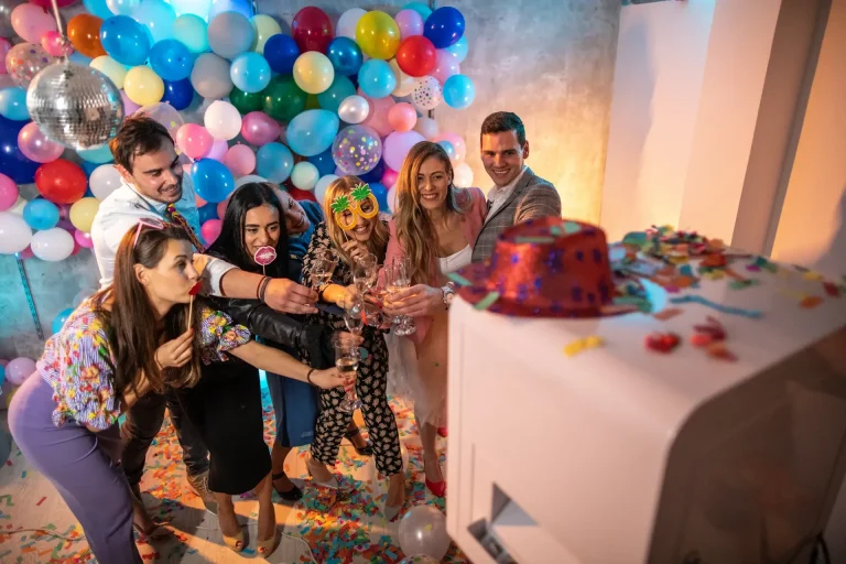 Personne Portant un Masque et S'amusant devant une Borne à Selfie - Photobooth