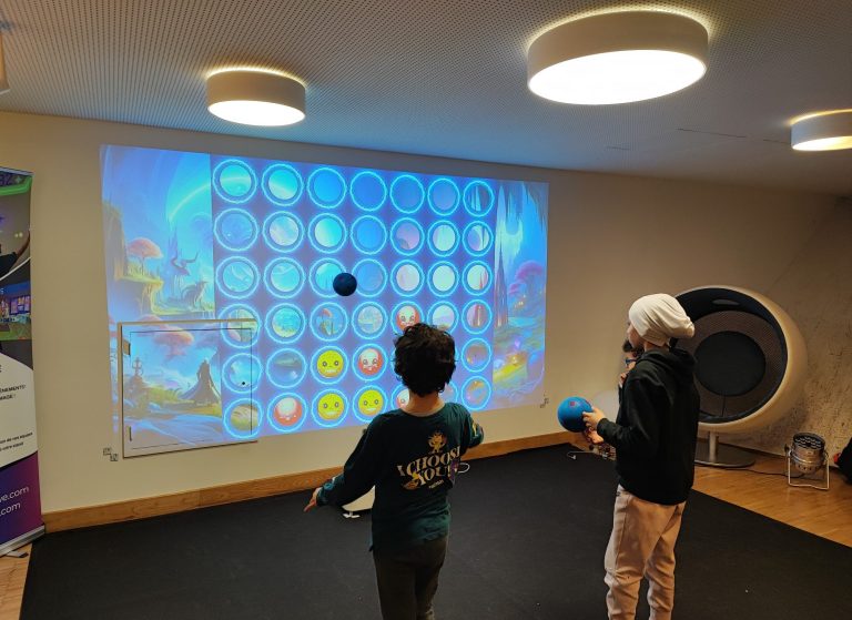 Laissez-vous emporter par l'énergie des adolescents avec notre mur interactif ! 