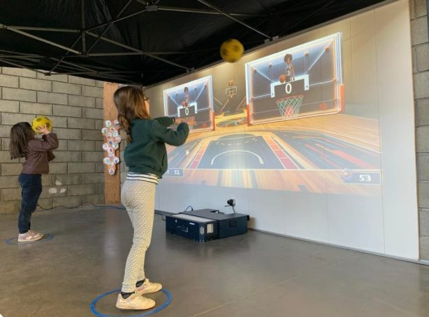 jeunes enfants jouant au jeu de Basket sur le Mur Interactif