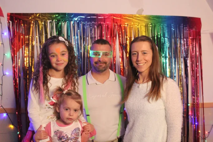 Personnes S'amusant et Capturant des Souvenirs devant une Borne à Selfie