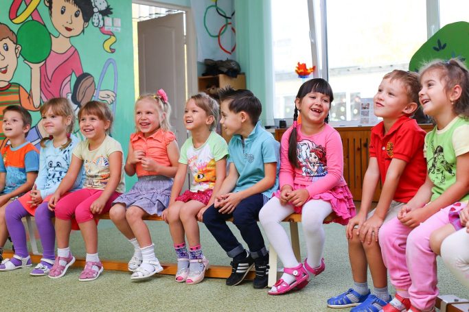 Enfants Écoutant avec Intérêt la Présentation d'une Animation