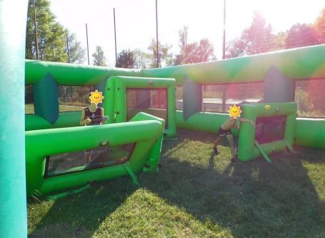 Enfants jouant au château du roi Château du Roi