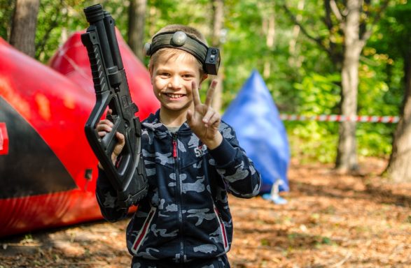 Joie de l'Action - Enfant s'amusant au Laser Game