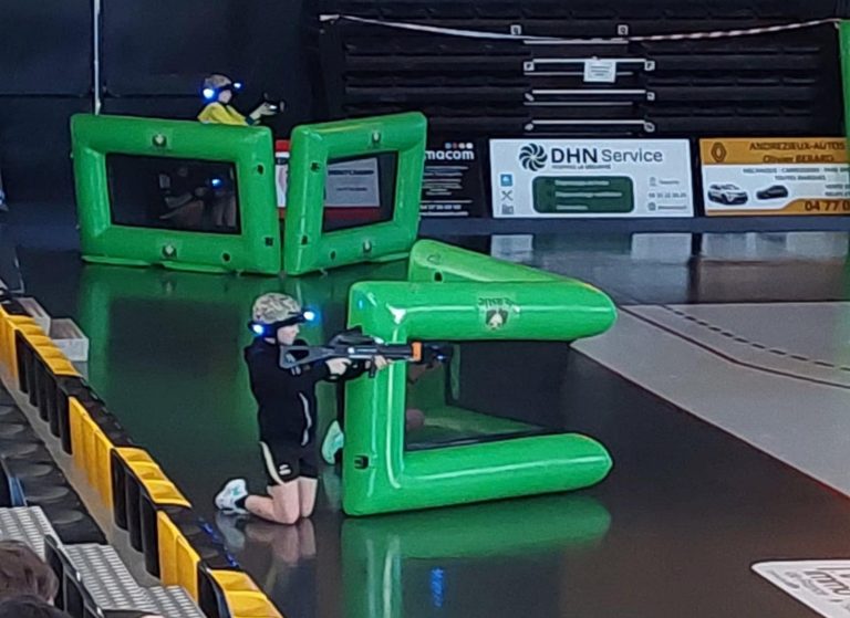 Technologie de Pointe - Arme Laser Game chez New-Castle Arme Laser Game Haute Technologie gymnase